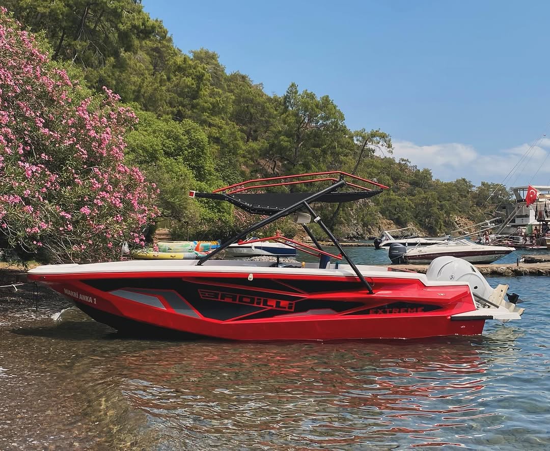 Koy kıyısında duran kırmızı Makri Anka Boat